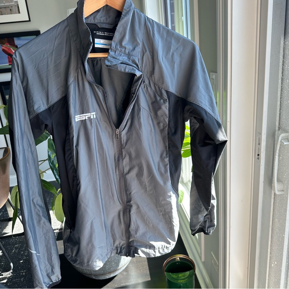 Columbia Titanium Light Weight Jacket w/Omni-Shield Advanced Repellency. Size M.